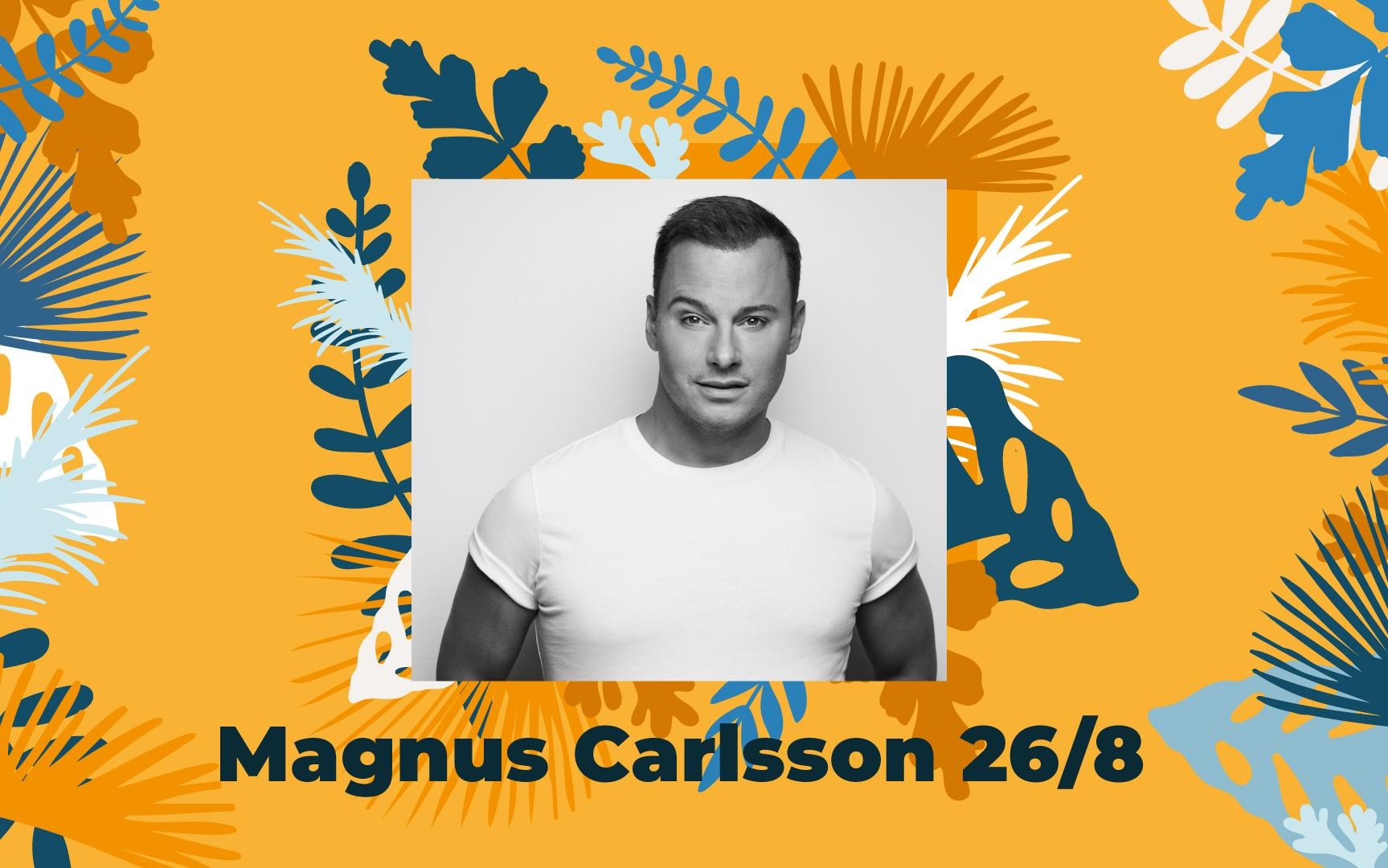 svartvit bild på Magnus Carlsson mot orange bakgrund.